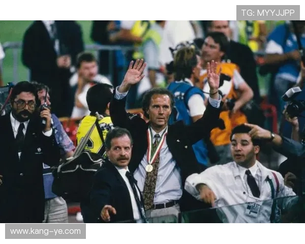 贝肯鲍尔如何塑造现代足球的统治力与竞争力持续提升分析