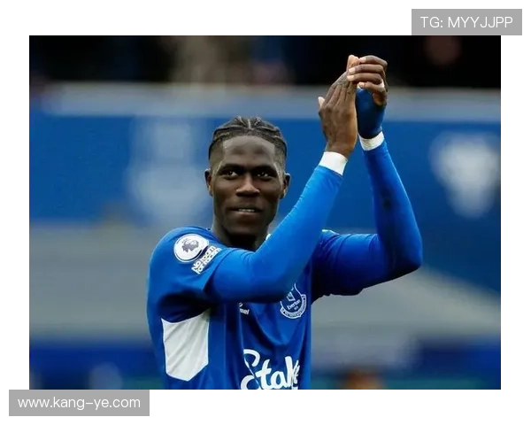 奥纳纳加盟埃弗顿后的中场支柱作用解析