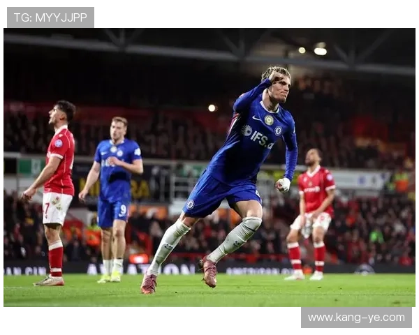 切尔西阵容更强表现波动明显,赛季中期球队稳定性面临考验 切尔西阵容更强表现波动明显,赛季中期球队稳定性面临考验