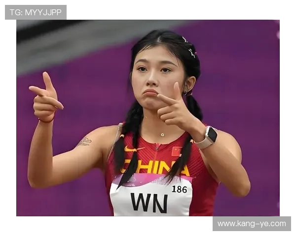 吴艳妮赛前涂指甲油的样子，真不像来拿金牌的